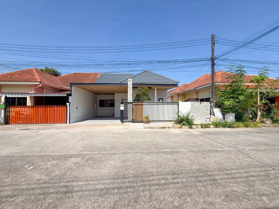 Semi-Detached House — 1 / 8