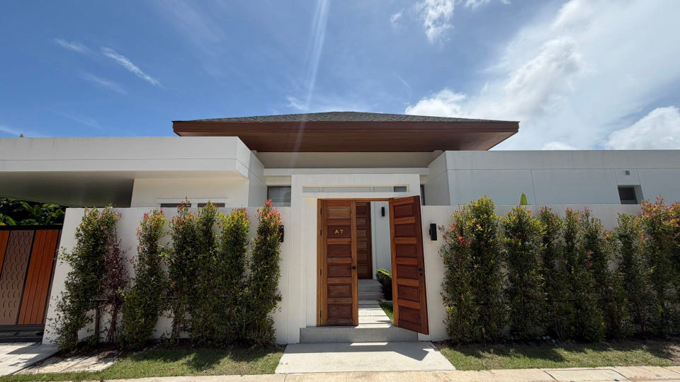 Luxury Pool Villa — 1 / 22